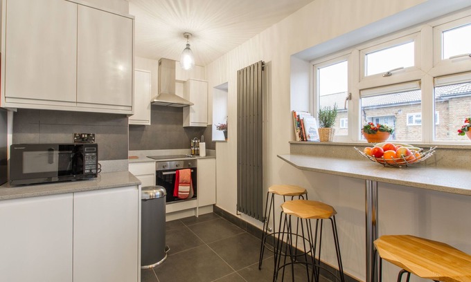 Noel Park Apartment | Elegant London Flat Near Piccadilly - Sleeps 12, Family-Friendly