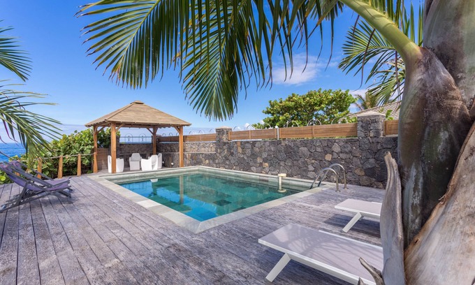 Saint-Pierre De La Reunion House | Exquisite Seafront Villa with Pool and Ocean Views