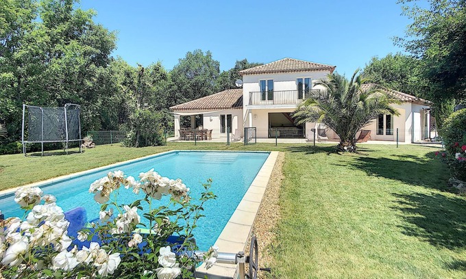 Saint-Paul-en-Foret Villa | Modern Villa Retreat with Heated Pool & Scenic Garden