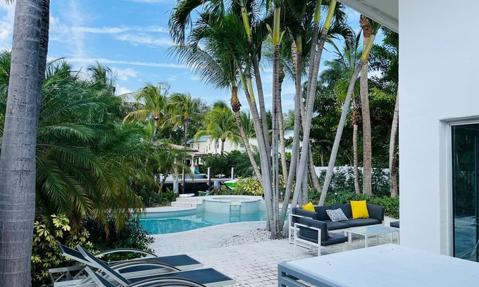 Downtown Fort Lauderdale House | Tranquil Mid-Century Retreat with Ocean View & Private Pool
