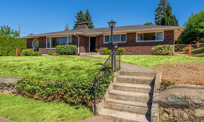 South End House | Charming Mid Century Bungalow Near I-5 - Family Friendly!