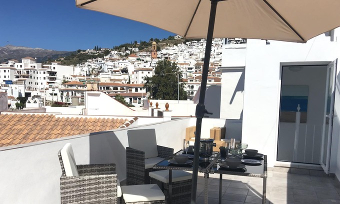 Competa House | Beautiful modern 1 bed bijou town house, stunning roof terrace