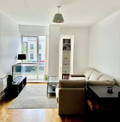 Finsbury Park Apartment | Beautiful modern 1 bedroom apart overlooking shops