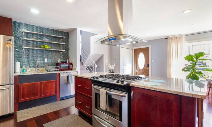 Annandale House | Modern 4BR House with Breakfast in Central NoVA