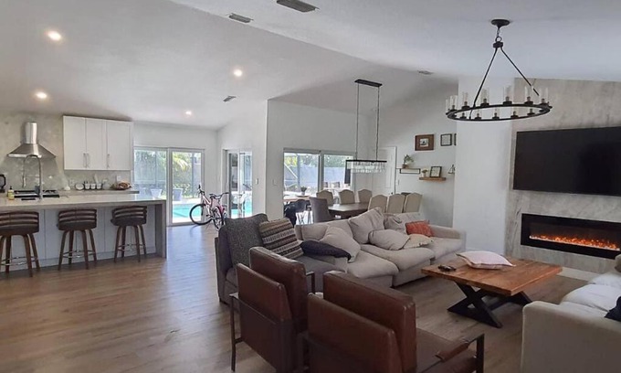 Coconut Creek Villa | Modern Retreat with Pool & Kitchen | Guest Rated 10/10