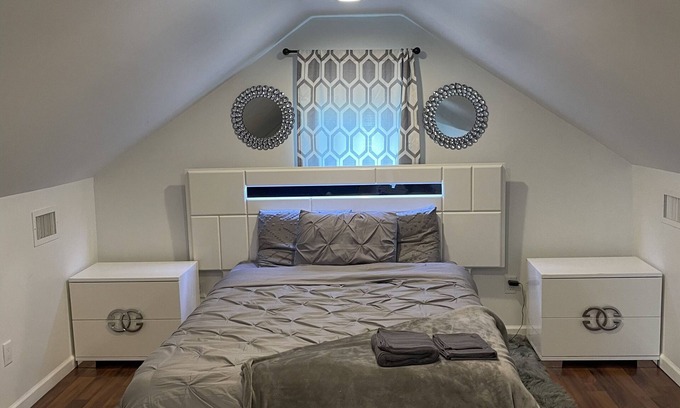 Hicksville Apartment | Modern Apartment with Ocean View & Spa - 10/10 Guest Rating