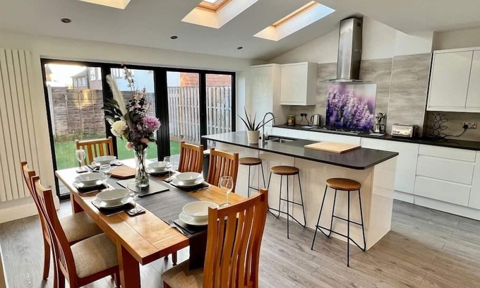 Hitchin House | Modern Family Retreat with Parking, Garden & Pet-Friendly