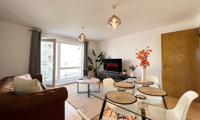 Hatfield Apartment | Modern 2 Bed Hatfield with Free Gated Parking & Family Amenities