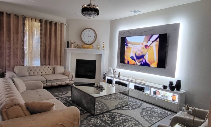 Midlothian House | Modern & Elegant Three Bedroom House with Breakfast Included