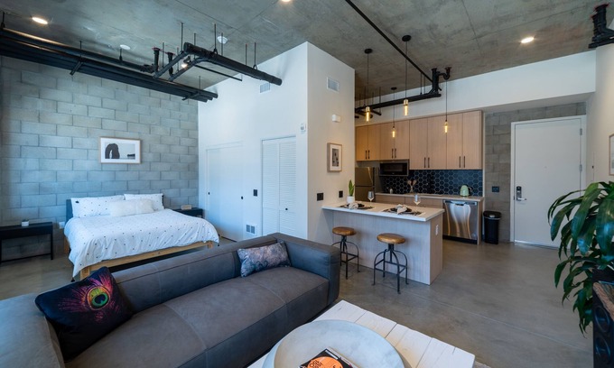 Vista Apartment | Modern Studio in DT Vista - Rated 10/10 with Ocean View