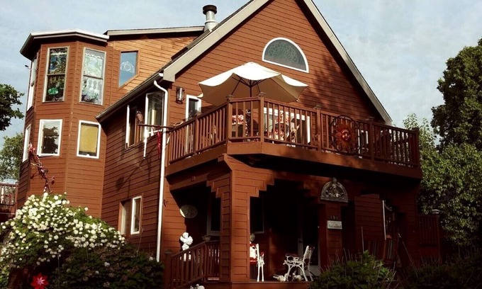Athens House | Modern Swiss Cottage: Guest Rated 9.8 with Lake View & Spa