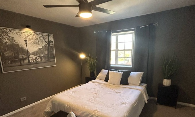 Romeoville House | Modern Townhouse with Spa and Hot Tub Awaits Your Stay!