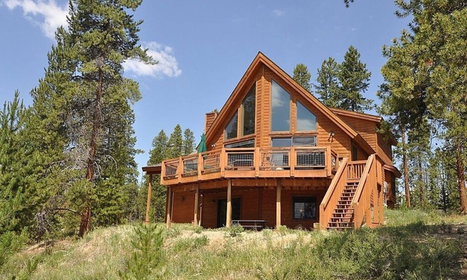 Grand Country Estates House | Inviting Mountain Lodge: Ski, Hike & Relax in Nature