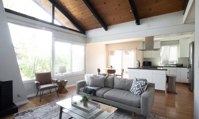 Mountain View House | Mountain View 2BR Retreat with Pool and Kitchen Access