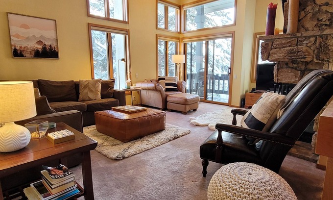 Avon House | Idyllic Mountainside Retreat with Hot Tub & Free Shuttle