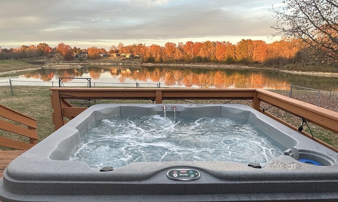Old Hickory House | Relaxing Nashville Lakeside Home with Hot Tub & Kitchen