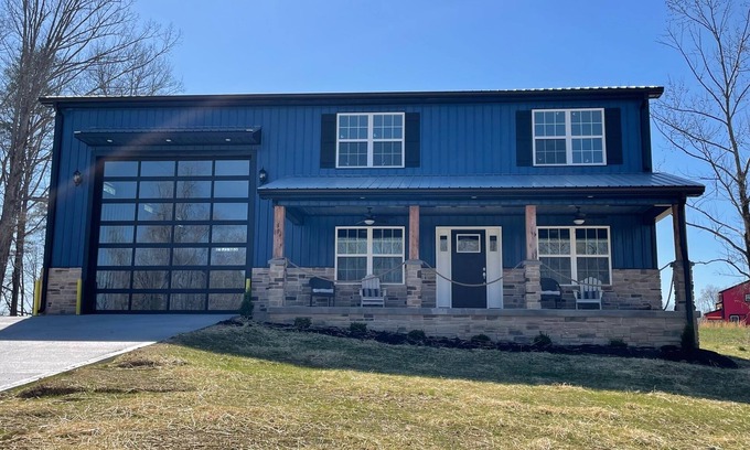 Russell Springs House | Exceptional 4BR Barndominium with Lake View & Breakfast