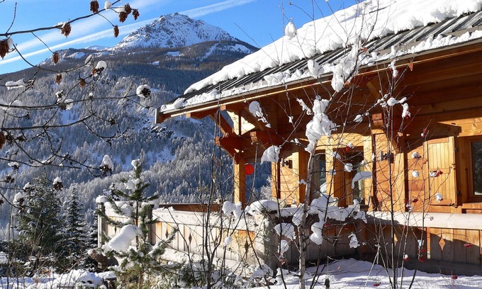 Saint-Chaffrey Ski Chalet | Inviting Chalet Steps from Slopes with Pool & Hot Tub