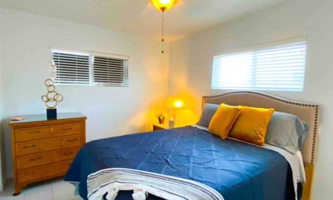 El Paso House | Welcoming Family Home with Spa and Breakfast in West Side
