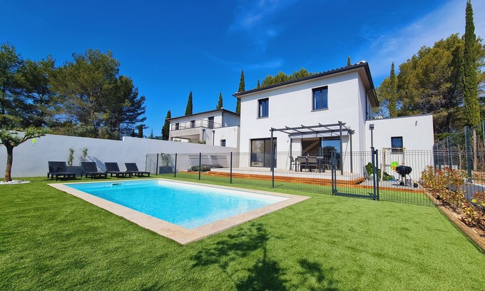 Trans-en-Provence Villa | Elegant Villa with Oceanfront Pool and Intex Jacuzzi