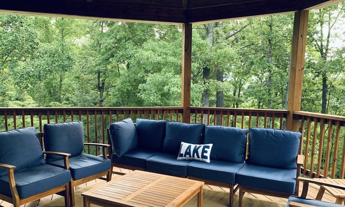 Albany House | Beautiful New Home Overlooking Lake Minutes to Wisdom