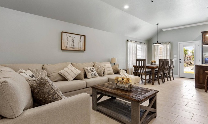 Granbury House | BEAUTIFUL NEW LAKESIDE COMMUNITY HOME