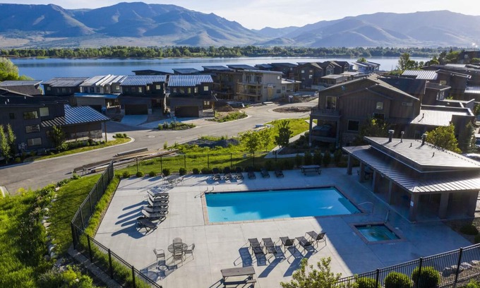 Huntsville House | Stunning New Townhome with Hot Tub & Lake Views