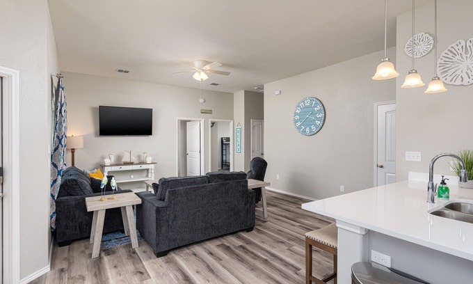 Palm Harbor Cottage | Newly Built Cottage with Oceanfront View Minutes from Beach