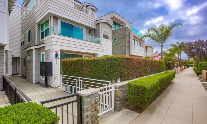 Central Mission Beach Apartment | Stylish Townhouse with Rooftop Deck - Guest Rated 10/10