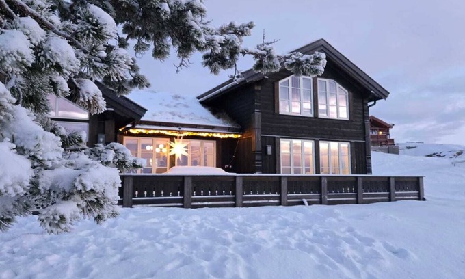 B Cabin | Top-Rated Mountain Cabin Retreat at Lifjell with Ocean Views