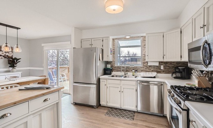 Lafayette House | Pet-Friendly Oasis with Breakfast & Family Amenities