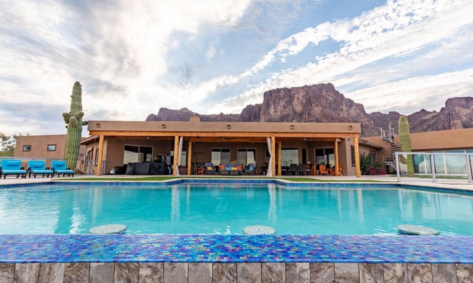 Apache Junction House | Idyllic Retreat with Negative Edge Pool & Mountain Hiking