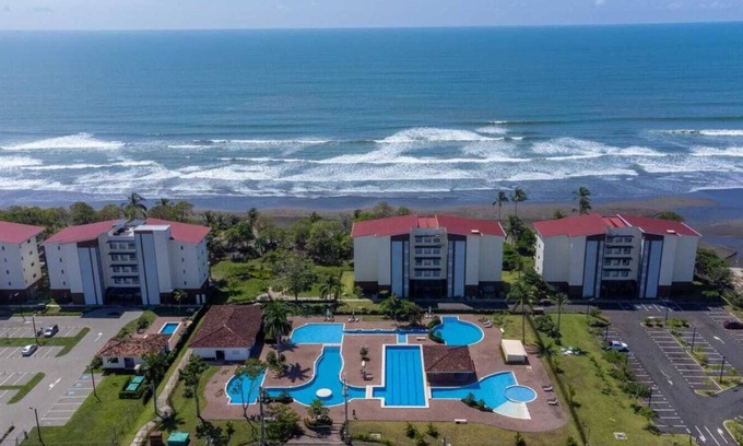 Bejuco House | Beautiful oceanfront condominium home with private pool in Puntarenas.