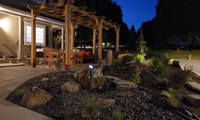 North Glenmore House | Top-Rated Okanagan House with Family-Friendly Amenities