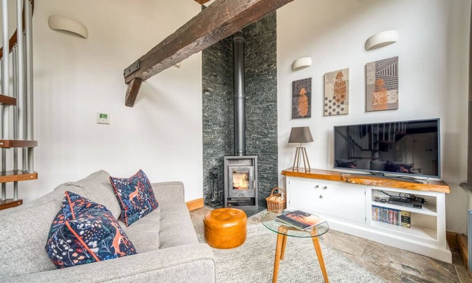 New Forest District Cottage | Idyllic Old Barn Retreat in New Forest | Pet Friendly Stay