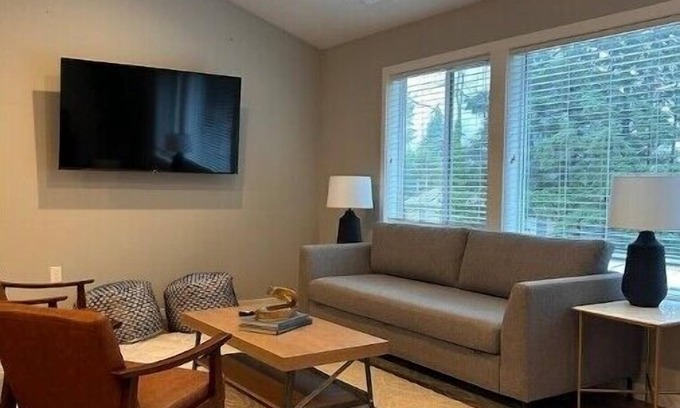 Centennial House | Inviting Family ADU Near PDX with Waterfront View