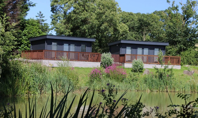 Gumley Cabin | Top-Rated Open Plan Lakeside Lodge in Shearsby