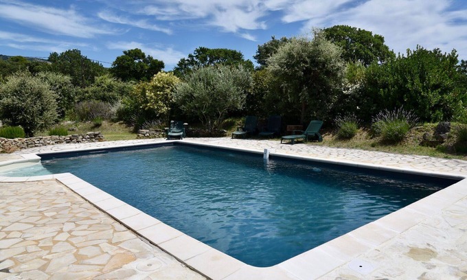 Saumane-de-Vaucluse Villa | Inviting Villa with Private Pool, WiFi & Family Amenities