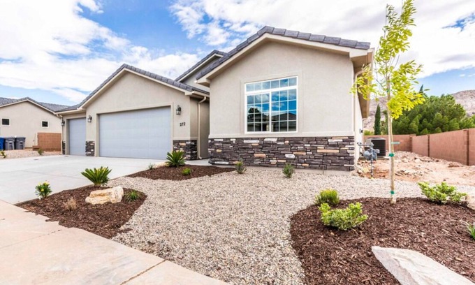 La Verkin House | Tranquil Three-Bedroom Home with Scenic Views & Pool