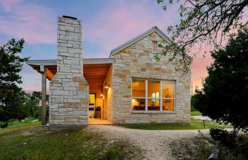 Dripping Springs House | Beautiful Pet-Friendly Cottage with Outdoor Fireplace for a Wonderful Escape in Nature near Austin, Texas