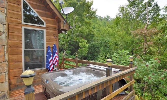 Stecoah Cabin | Secluded Pet-Friendly Cabin with Hot Tub & Fireplace