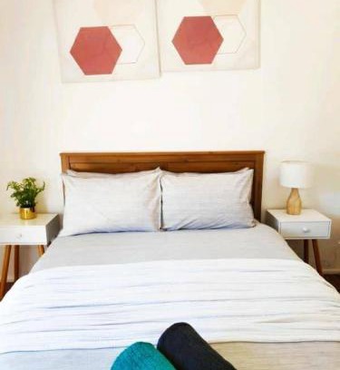 Glenfield House | Cozy Pet-Friendly Room with TV and Wifi for Your Stay
