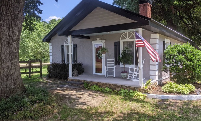 Aiken House | Inviting Pet Friendly Country Cottage in Horse Corridor