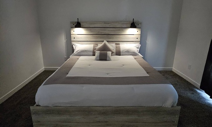 Herriman House | Relaxing Getaway with Spa, Hot Tub and Pet-Friendly Stay
