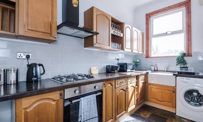 Pontefract House | Cozy Pontefract House for 12 with Parking & WiFi