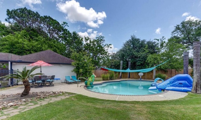 Friendswood House | Beautiful Pool! Relaxing Spacious Home