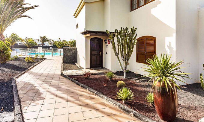 Montana Roja Villa | Idyllic Villa Retreat with Ocean View by the Lighthouse