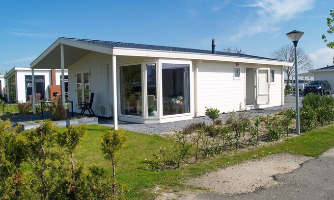 West-Graftdijk House | Cozy Private Villa for 6 with Lake View and Amenities