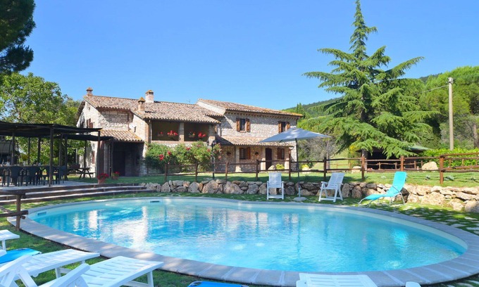 Massa Martana Villa | Inviting Private Villa with Pool, Pets Welcome & WIFI