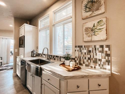 Old Southwest Apartment | Beautiful Private Cottage Sunstone